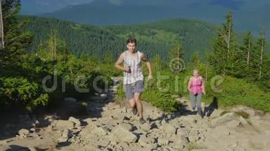 极度奔跑。 一个带私人教练的女人在山上跑上一条陡峭的山路。